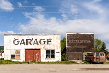Tableaux ronds sur aluminium Route 66 Garage abandonné et vintage / Garage vintage abandonné et ruiné par le temps.