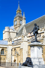 Obraz premium London, the Cromwell statue in front of the Westminster palace seat of Parliament