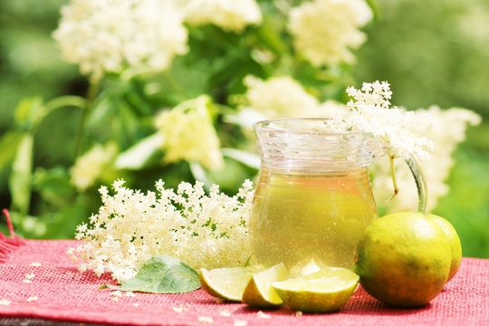 syrup from elder, Holundersirup, Hollersirup, Holunder, Holunderbl&uuml;ten, Karaffe, Zitronen, f&uuml;r Hugo