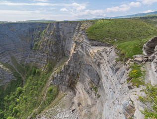 Salto del Nervión y alrededores en un día soleado