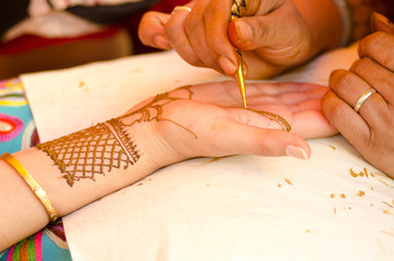 Obraz premium applying henna on hand, Hindu wedding ,Rajasthan, India