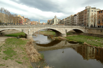 Gérone , Catalogne, Espagne, maisons de l'Onyar le long de la rivière Onyar et le pont de Pedra