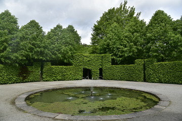 Obraz premium Place et pièce d'eau circulaires aux Jardins d'Eau d'Annevoie 