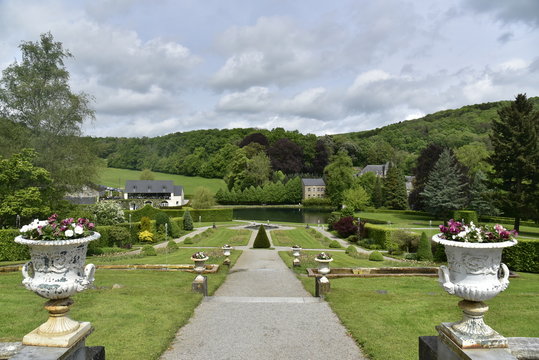 L'allée principale entre pelouses et vasques à fleurs aux Jardins d'Eau d'Annevoie 