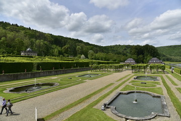 Les jardins du château de Freyr avec ses fontaines,labyrinthes,ses pavillons et ses allées dans une nature luxuriante au printemps