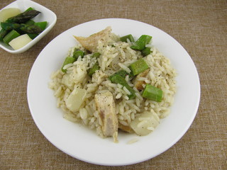 Frischer Spargel mit Reis und Hühnchenfleisch
