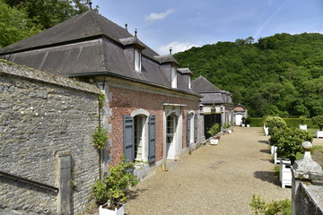 Les deux pavillons de l'orangerie du château de Freyr à Hastière