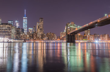 Fototapeta na wymiar Downtown Manhattan Skyline mit Brooklyn Bridge, Nachtaufnahme