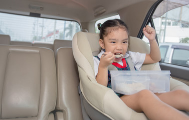 children in car Eating Breakfast before school