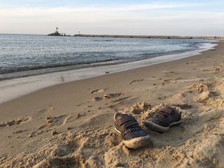 dziecięce buty na plaży