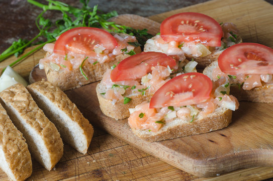sandwiches with salmon and tomato