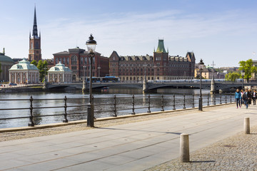 Naklejka premium Scenic panorama of the Old Town (Gamla Stan) pier architecture i