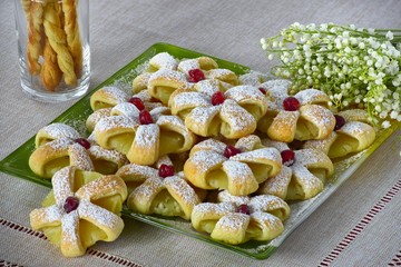 Baked puff pastry rings of pineapple