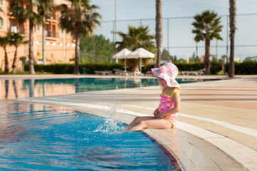 Naklejka premium little girl in the pool