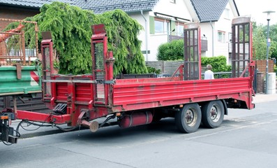 Zweiachsiger roter Anhänger für Baustellenfahrzeuge