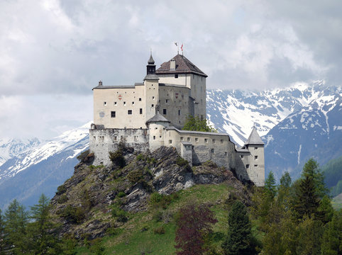 Schloss Tarasp im schweizerischen Kanton Graub&uuml;nden