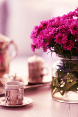 Obraz na płótnie Canvas Beautiful flowers in vase on table in room