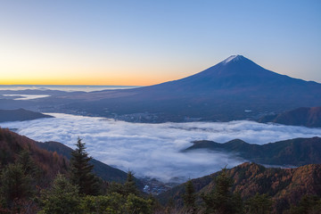 Fototapeta premium Mountain Fuji and sea of mist above Kawaguchiko lake in morning autumn season