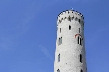Fototapeta na wymiar Märchenturn - Hoher weißer Schlossturm 