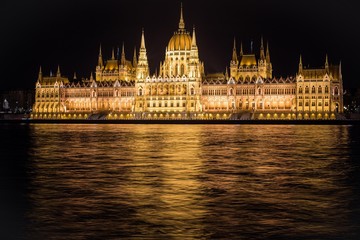 Fototapeta na wymiar Parliament - Budapest