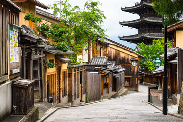 京都　八坂の塔と京町家の家並み