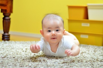 うつぶせの赤ちゃん
