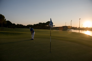Obraz premium golfer hitting ball to hole