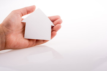 Obraz premium Hand holding a paper house