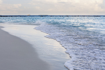 Obraz premium Beautiful island beach with sandspit at Maldives