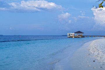 Fototapeta premium Beautiful island beach with sandspit at Maldives