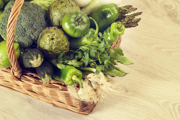Cesta con verduras verdes variadas. Vista superior