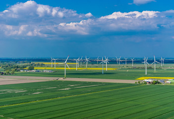 Fototapeta premium Luftbild von einem Windpark in Norddeutschland