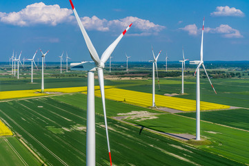 Luftbild einer Windkraftanlage im Windpark