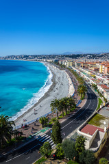 Vue sur la baie ensoleillée des Anges et des Alpes à Nice