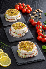 Tortini di formaggio cremoso  e salmone su piattini di ardesia ambientati
