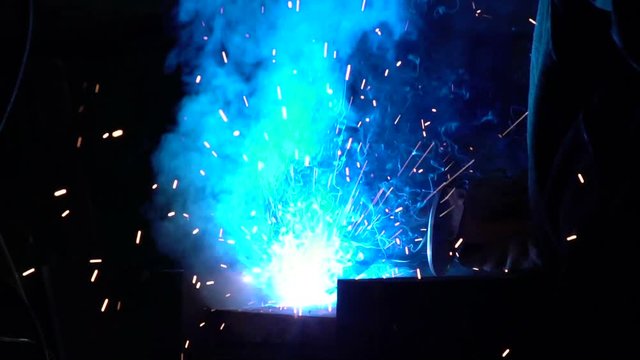 Work produces metal welding 4