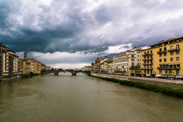 Fototapeta na wymiar Maltempo a Firenze. Vista sul fiume Arno