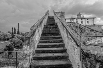 Immagine di una scala in bianco e nero