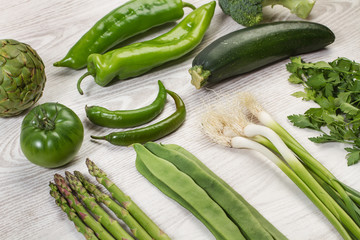 Verduras verdes variedad sobre fondo de madera. Vista superior