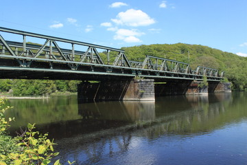 Fototapeta na wymiar Ruhrlandschaft bei Hagen / Ruhrtal bei Hagen an der Lennemündung mit Eisenbahnbrücke