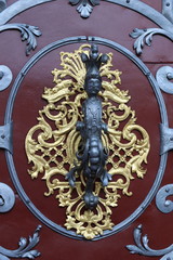 Détail d'une porte ancienne à Prague