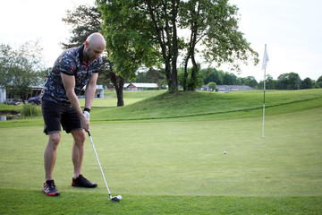 Fototapeta na wymiar Golf Spieler beim putten