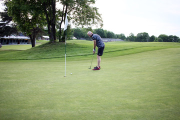 Golf Spieler beim putten