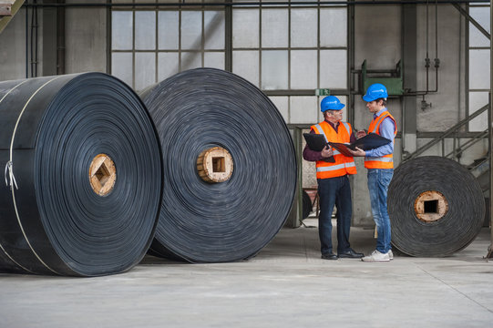 Kollege,Arbeiter,Mappe,Dokument,arbeiten,sprechen,stehen