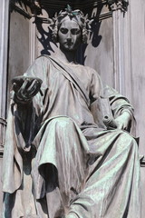 Statue ancienne à Prague représentant une allégorie de la loi