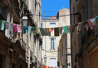 Fototapeta na wymiar Montpellier, rue de la Fontaine, décorations