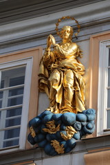 Fototapeta na wymiar Statue d'un immeuble ancien à Prague