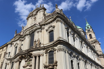 Fototapeta na wymiar Façade de l'église Saint-Nicolas de Mala Strana à Prague