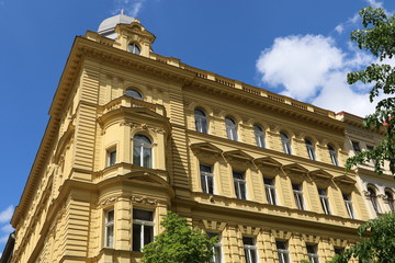 Façade d’immeuble classique à Prague