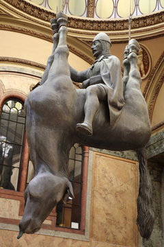 Sculpture de cheval suspendu de David Cerny &agrave; Prague